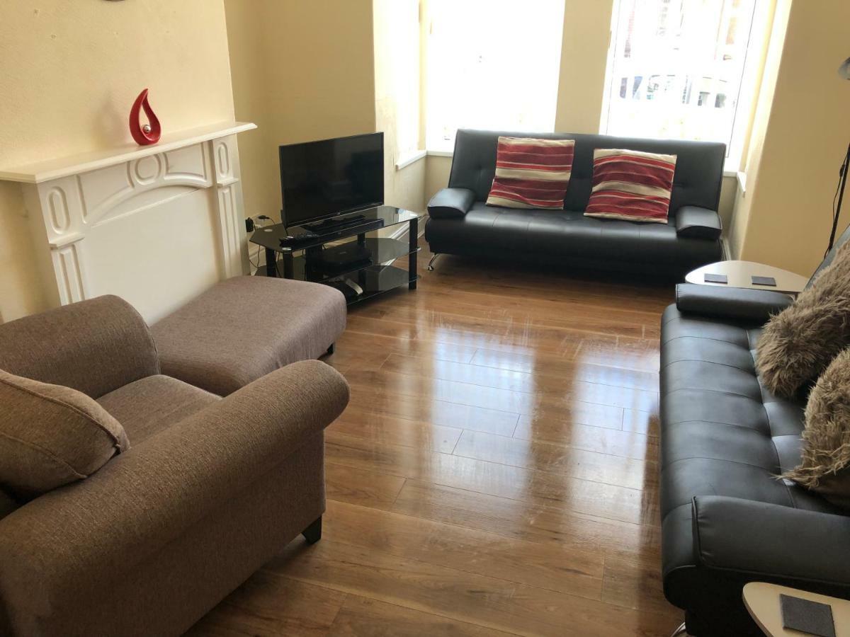 Gorton Holiday Home - Blackpool — Photos 1
